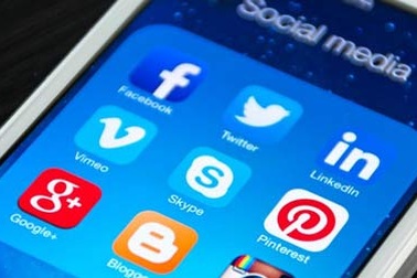 Một thanh niên bị bong võng mạc vì nhắn tin ngày đêm