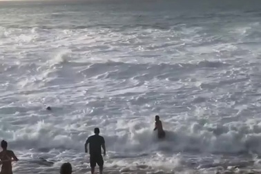 Phản ứng nhanh của nhân viên cứu hộ giúp cứu mạng cô gái bị sóng biển cuốn