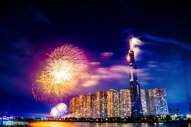 Choáng ngợp màn pháo hoa mãn nhãn từ toà tháp cao nhất Đông Nam Á.