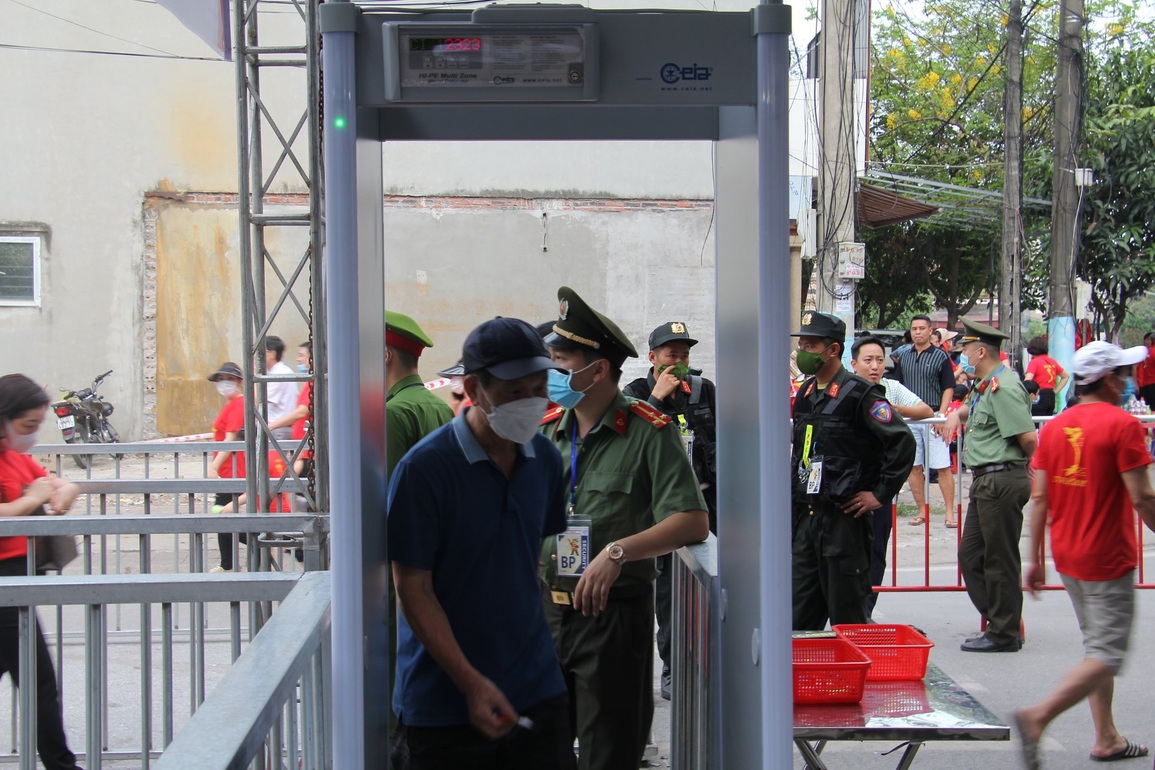 Vạn người đổ về sân Cẩm Phả chờ xem Đội tuyển bóng đá nữ Việt Nam - 9 Vạn người đổ về sân Cẩm Phả chờ xem Đội tuyển bóng đá nữ Việt Nam - 9