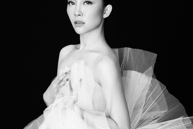 Linh Nga làm nàng thơ trong fashion show The Dream of Santorini