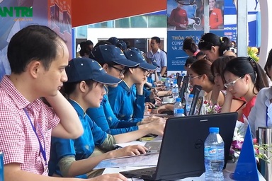 Hàng nghìn người đội nắng "săn" tour giá rẻ tại Hội chợ du lịch VITM 2015