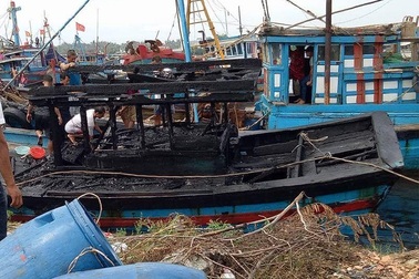 Ba tàu cá cháy rụi khi đang neo đậu