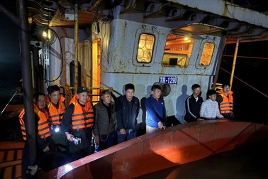 Bắt 7 tàu khai thác cát trái phép, lần ra đối tượng làm giả giấy tờ