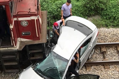 Vụ tàu hỏa đâm ô tô: 5 nạn nhân là anh em, họ hàng