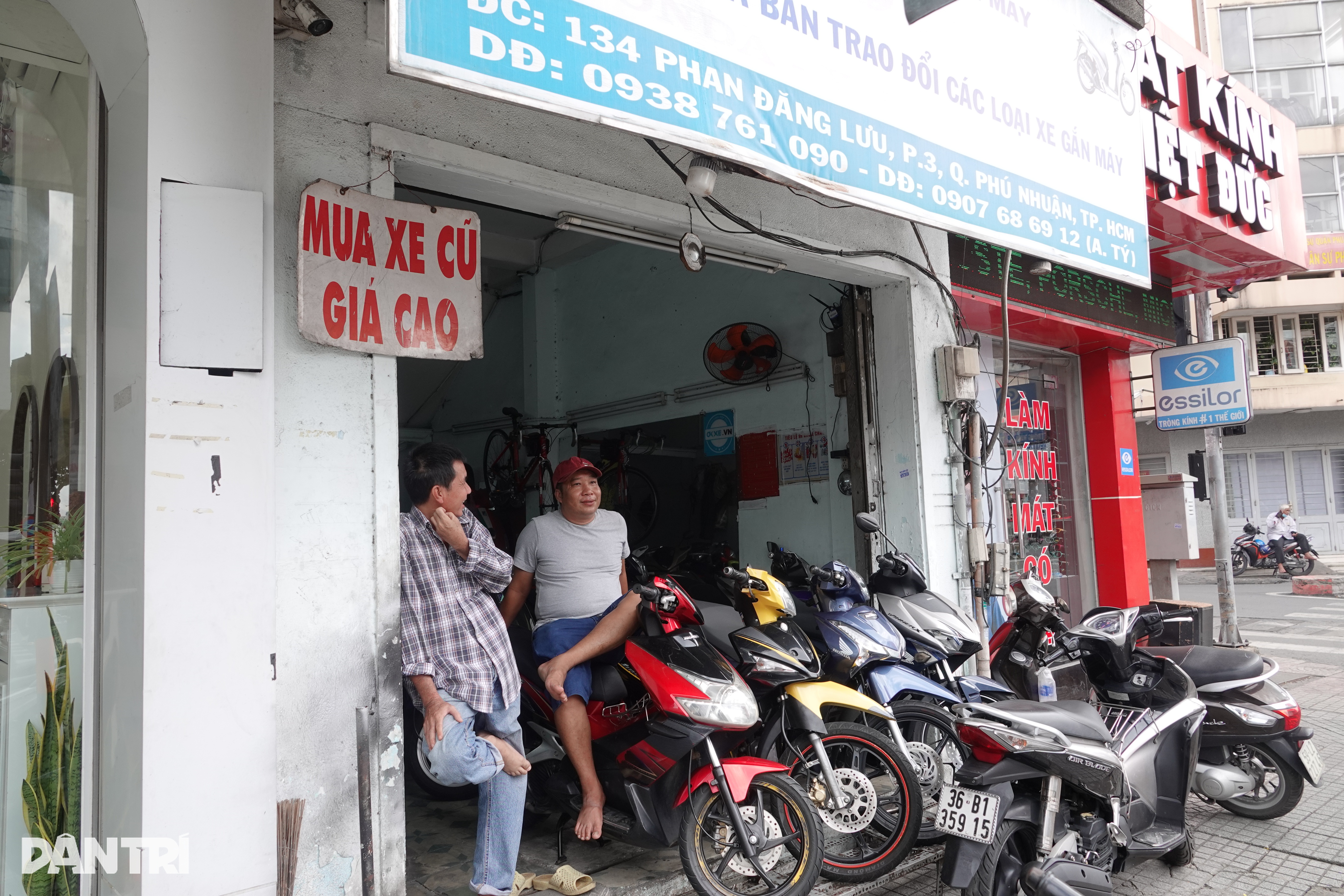 Ägare av begagnade motorcykelbutik sväljer tårar och förlorar hundratals miljoner dollar efter byte av registreringsskylt - 1 Chủ tiệm xe máy cũ nuốt nước mắt gồng lỗ trăm triệu hậu biển số định danh - 1