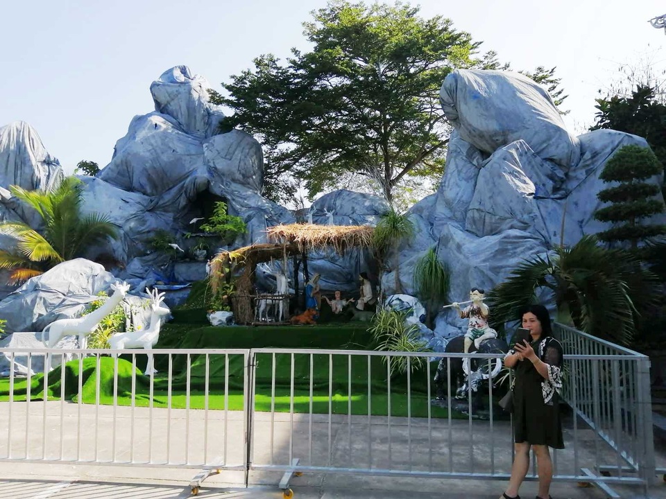 Các nhà thờ trang trí bắt mắt, đường phố đông nghịt người vui chơi đêm Noel - 20 Các nhà thờ trang trí bắt mắt, đường phố đông nghịt người vui chơi đêm Noel - 20