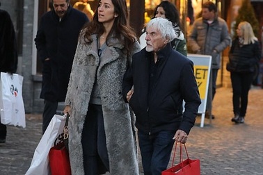 Tỷ phú U90 đưa vợ kém 46 tuổi đi mua sắm