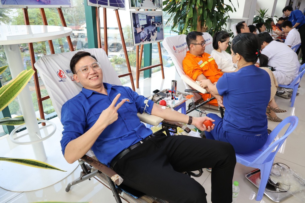 Hơn 2.300 cán bộ công nhân viên EVNCPC tham gia hiến máu - 2 Hơn 2.300 cán bộ công nhân viên EVNCPC tham gia hiến máu - 2