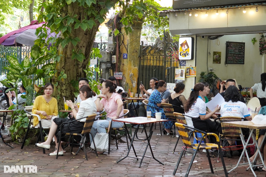 Hà Nội: Đường Phan Đình Phùng như phố đi bộ vì dòng người đổ về chụp ảnh - 10