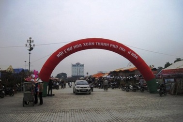 Chợ hoa xuân tràn ngập trò đỏ đen