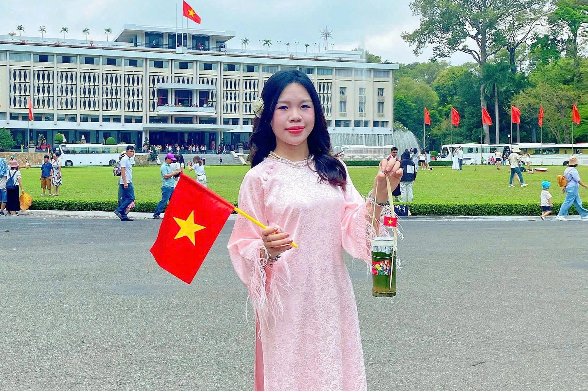 6 quán cà phê rợp cờ đỏ sao vàng ở TPHCM, khách rần rần check-in dịp 30/4 - 4