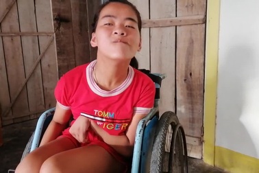 Nỗi khát khao cháy bỏng được đi chữa bệnh của cô bé tật nguyền