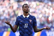 Nhà hiền triết chơi cờ vua giữa ánh đèn World Cup của đội tuyển Pháp