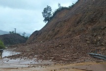 Huế mưa lớn nhất nước, sạt lở đường dẫn lên cao tốc La Sơn - Túy Loan