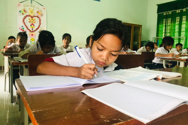 Giá SGK mới tăng 2-3 lần: Khi giáo dục bị thương mại hóa nặng