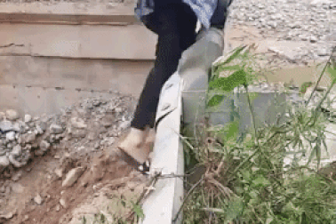 Thót tim cảnh người dân bám lan can để qua cầu