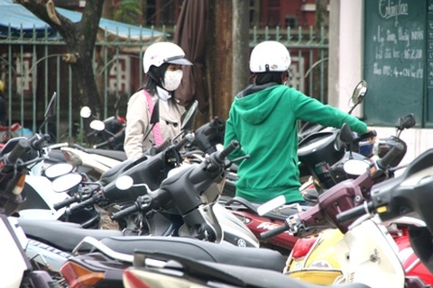 Thừa Thiên - Huế: Học sinh ồ ạt đi xe máy đến trường 