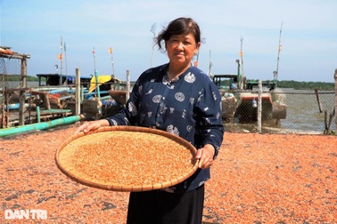 Cụ bà 70 nuôi cả nhà, cả họ nhờ nghề làm tôm khô truyền thống