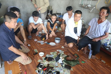 Bắt 18 đối tượng đang say sưa đánh bạc  tại chòi canh hồ nuôi cá