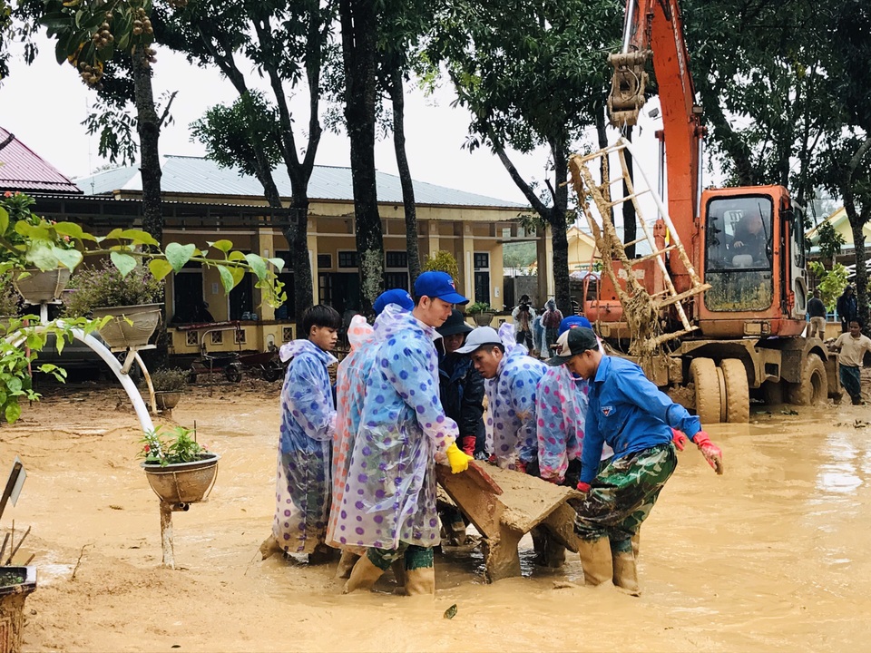 Quảng Trị: Lũ đi qua, trường học miền núi vẫn ngổn ngang bùn đất - 4 Quảng Trị: Lũ đi qua, trường học miền núi vẫn ngổn ngang bùn đất - 4