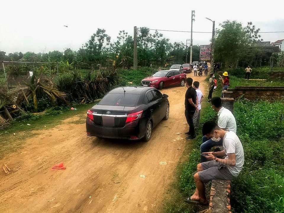 Sốt đất ở Hòa Lạc: Vẫn ùn ùn bất chấp cảnh báo, chính quyền vào cuộc - 2 Sốt đất ở Hòa Lạc: Vẫn ùn ùn bất chấp cảnh báo, chính quyền vào cuộc - 2
