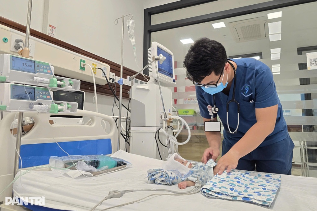 Trao nóng 200 triệu đồng giúp bé 3 tháng tuổi thêm cơ hội sống - 2