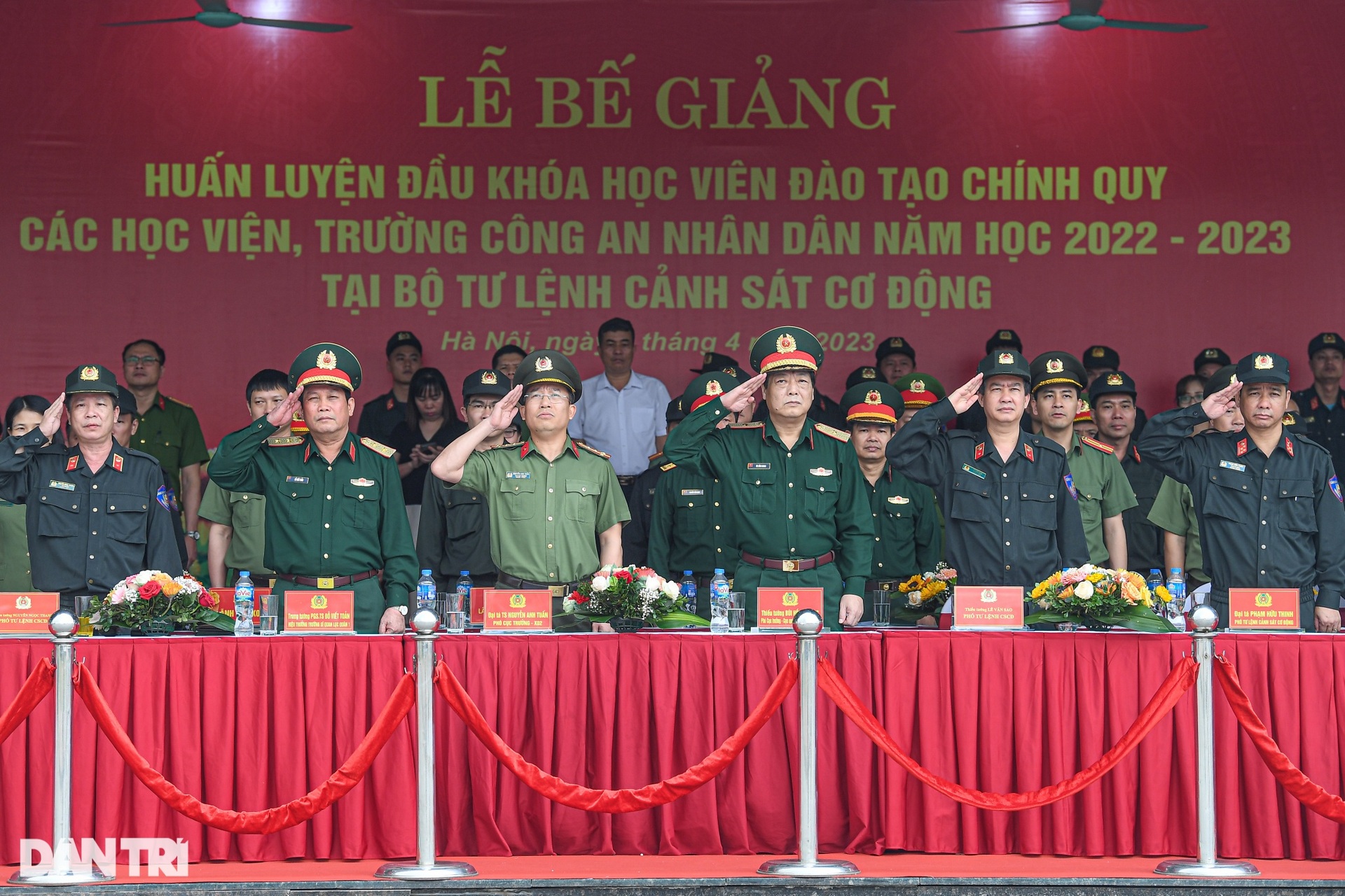 Mãn nhãn màn võ thuật, bắn súng vây bắt tội phạm của nữ sinh công an - 2 Mãn nhãn màn võ thuật, bắn súng vây bắt tội phạm của nữ sinh công an - 2