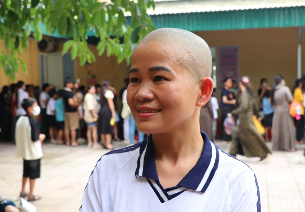 Biến cố tình cảm, sức khỏe và quyết định "xuống tóc" của nữ công nhân