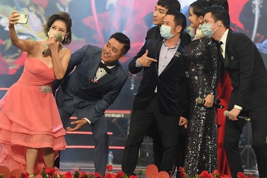 Khán giả đeo khẩu trang, ngồi kín khán phòng… nghe nhạc