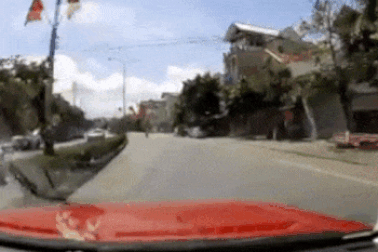 Tài xế 'đứng tim' vì em bé lao vào đầu ô tô do chạy theo bố