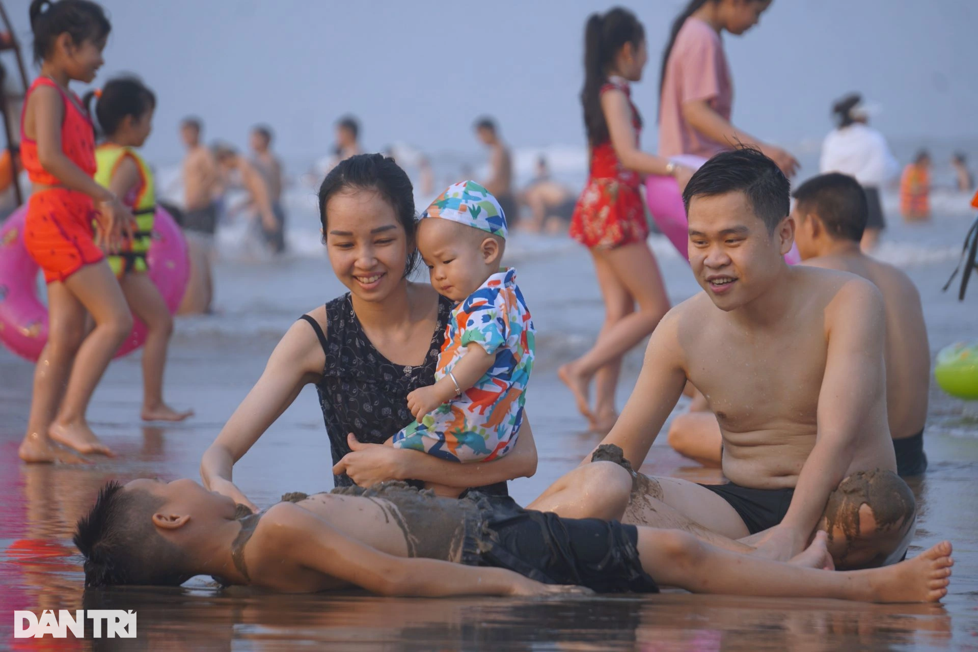 Bãi tắm Sầm Sơn vẫn ken đặc người sau kỳ nghỉ lễ vì thời tiết nắng gắt - 5 Bãi tắm Sầm Sơn vẫn ken đặc người sau kỳ nghỉ lễ vì thời tiết nắng gắt - 5