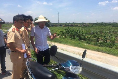 Viện Khoa học hình sự khám nghiệm tử thi hai thiếu nữ chết trên cầu vượt