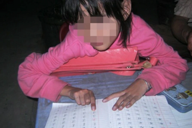 Đánh trẻ khi dạy chữ "cho chừa thói cẩu thả" vì còn đánh là còn... thương?