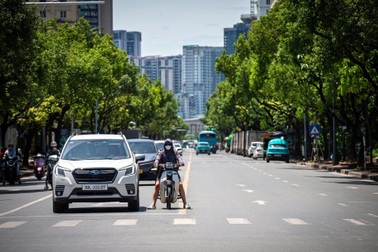 Nhiều tuyến phố vắng vẻ khi người Hà Nội "trốn" nắng nóng kỷ lục