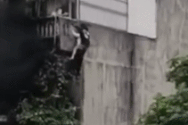 Dân mạng cảm phục người hùng trèo tường cứu người trong đám cháy tại Hà Nội