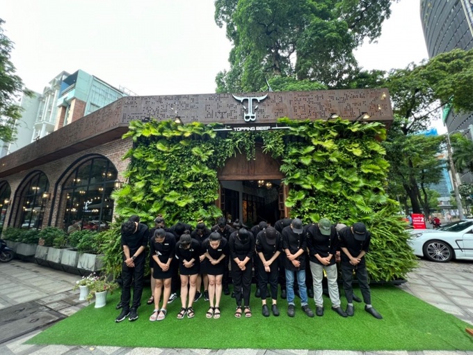 Tập thể nhà hàng cúi đầu xin lỗi khách hàng vì những trải nghiệm không tốt khi sử dụng dịch vụ.