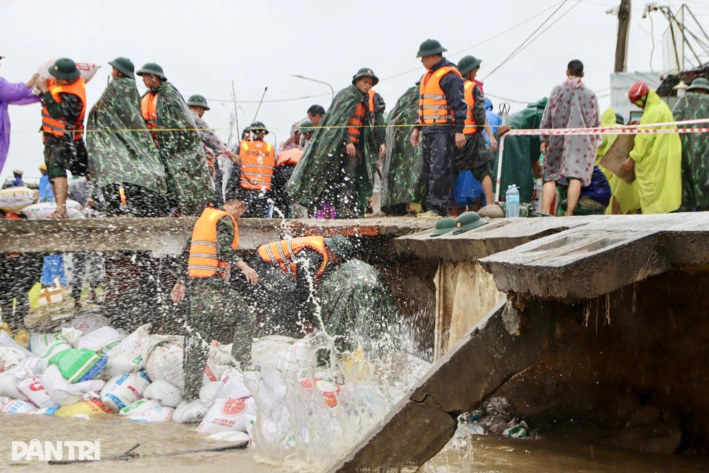 Mưa lũ miền Trung: Bộ đội đây, bà con ơi! - 1