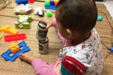 Chơi lon bia, bé hơn 1 tuổi bị cắt rách miệng