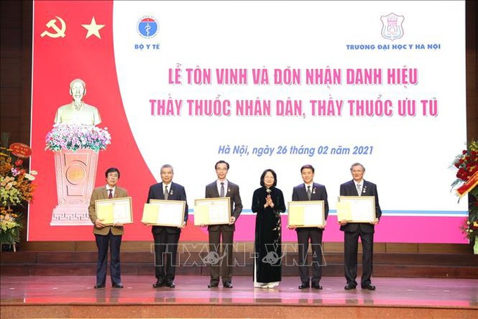 Trao tặng danh hiệu Thầy thuốc Nhân dân cho 5 bác sĩ ĐH Y Hà Nội - Ảnh 1. Trao tặng danh hiệu Thầy thuốc Nhân dân cho 5 bác sĩ ĐH Y Hà Nội - Ảnh 1.