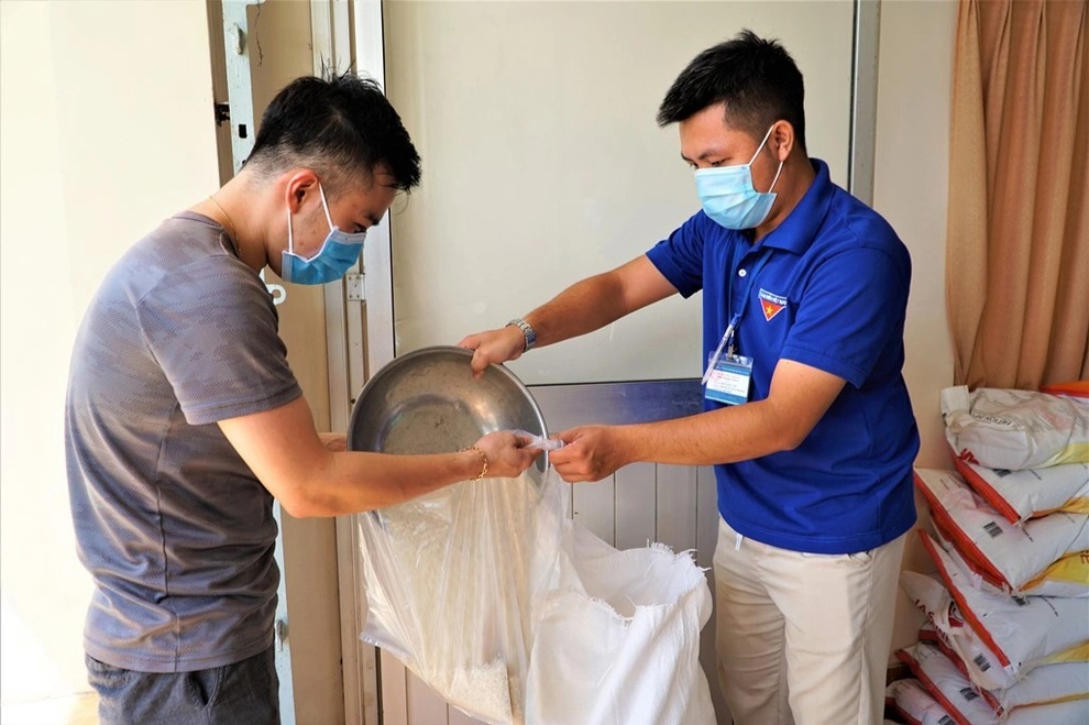 Cán bộ kéo xe ba gác đi từng ngõ, gõ cửa từng nhà trao gạo tới người dân - 1 Cán bộ kéo xe ba gác đi từng ngõ, gõ cửa từng nhà trao gạo tới người dân - 1