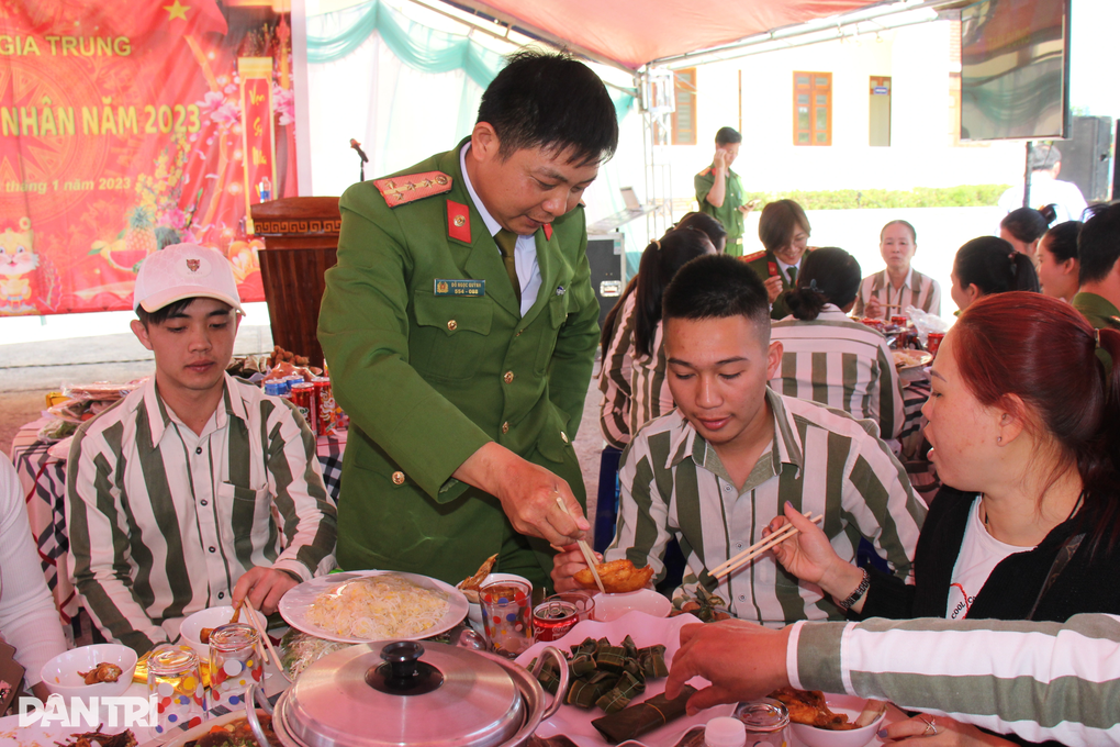 Bữa cơm tất niên ở trại giam và lời xin lỗi mẹ vì thanh xuân lầm lỡ - 4 Bữa cơm tất niên ở trại giam và lời xin lỗi mẹ vì thanh xuân lầm lỡ - 4