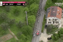 Tay đua xe đạp suýt chết khi bị xe ô tô hộ tống đâm mạnh từ sau lưng