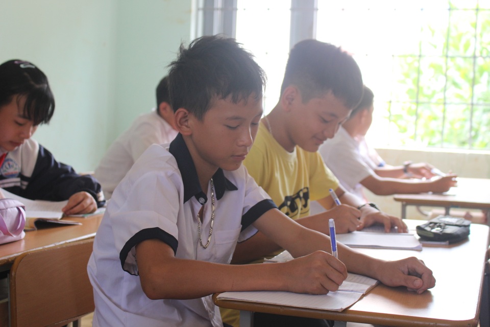 Thầy cô lặn lội vượt đường rừng để vận động học sinh đi học trở lại - 6 Thầy cô lặn lội vượt đường rừng để vận động học sinh đi học trở lại - 6