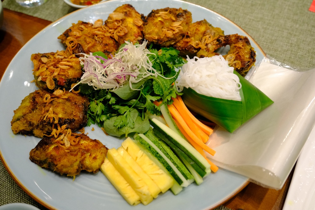 Khách Tây thích thú ăn nem rán, thịt kho tàu tại quán Việt lọt top Michelin - 2 Khách Tây thích thú ăn nem rán, thịt kho tàu tại quán Việt lọt top Michelin - 2