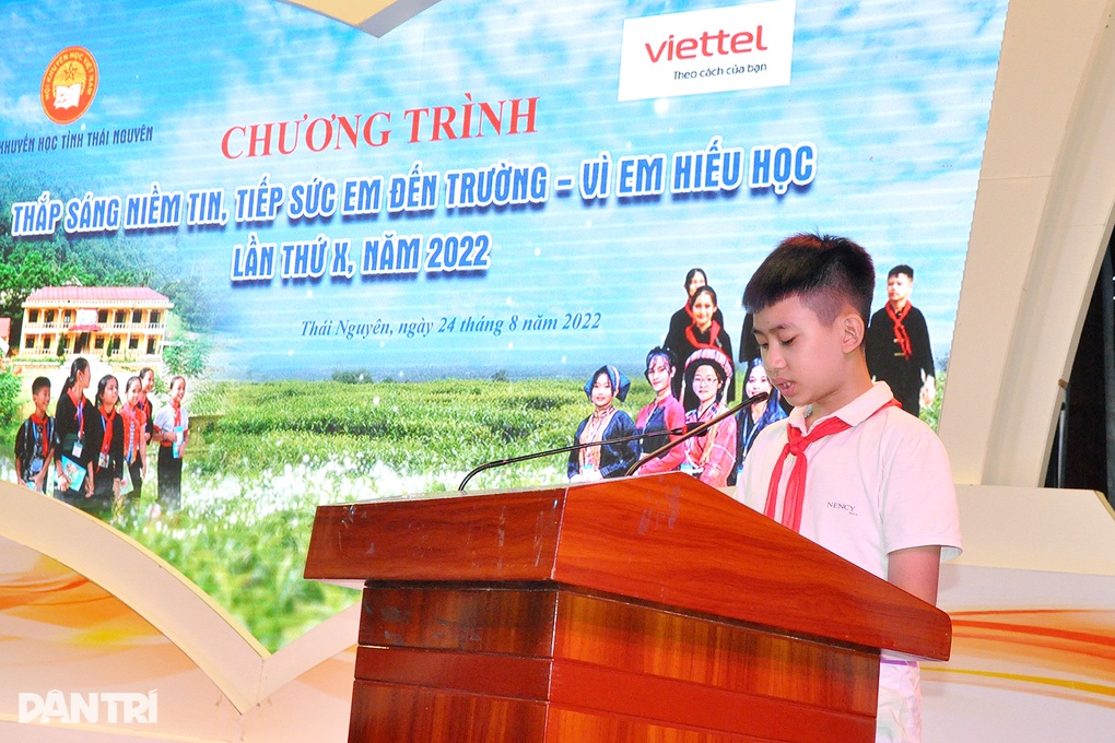 380 học sinh nhận học bổng Thắp sáng niềm tin, tiếp sức em đến trường - 6 380 học sinh nhận học bổng Thắp sáng niềm tin, tiếp sức em đến trường - 6