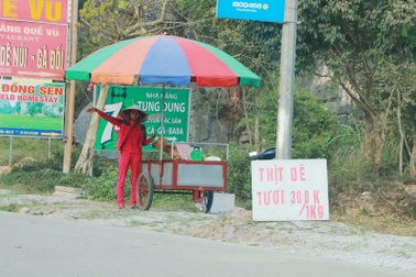 Thịt dê “thấm” bụi bẩn bán tràn lan bên đường vào Tràng An