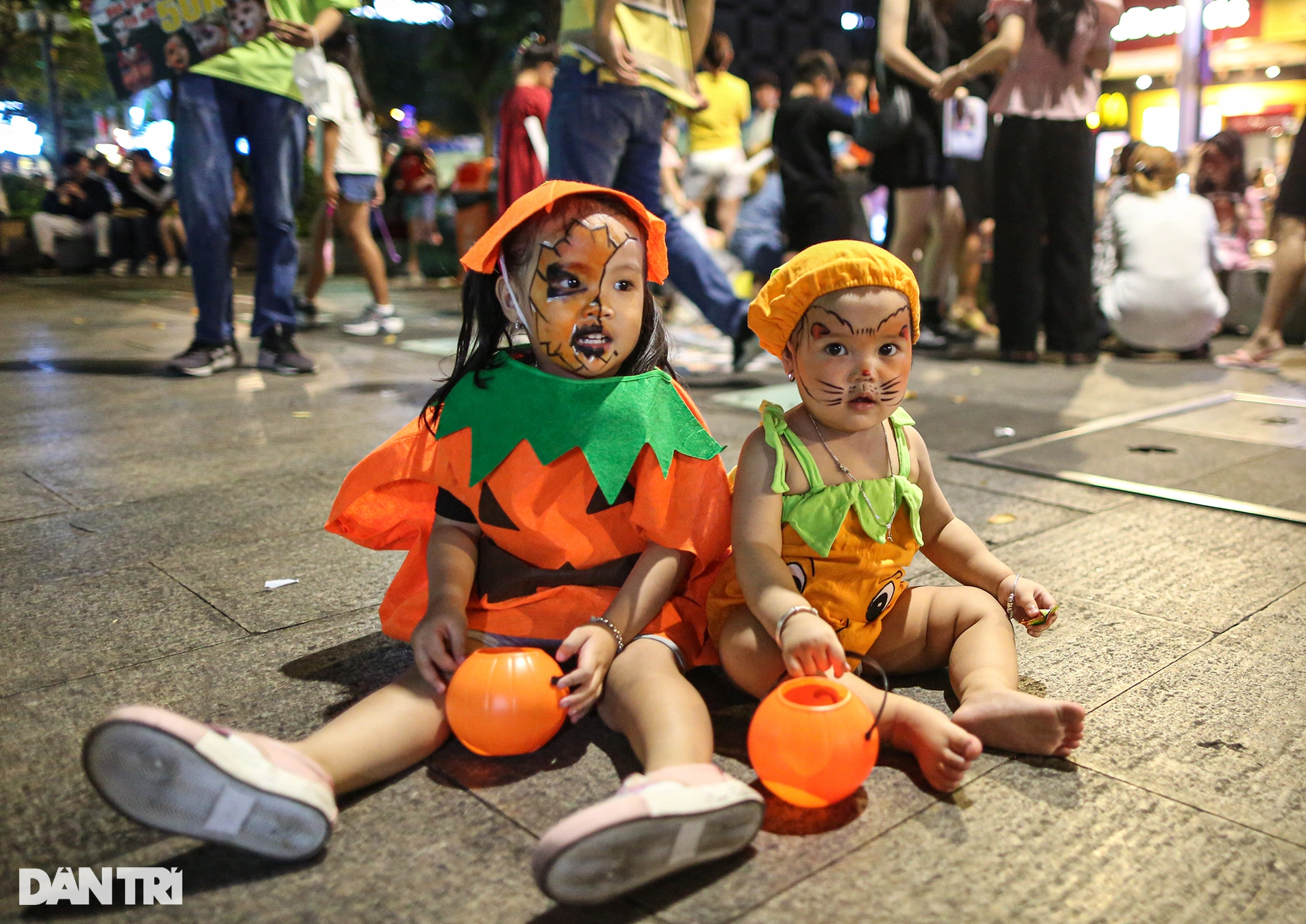 Giới trẻ TPHCM hóa trang kỳ dị chơi Halloween sớm ở phố Nguyễn Huệ - 9 Giới trẻ TPHCM hóa trang kỳ dị chơi Halloween sớm ở phố Nguyễn Huệ - 9