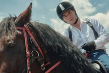 Hồ Quang Hiếu học cưỡi ngựa để cân bằng cuộc sống