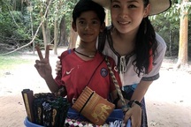 Cậu bé bán hàng rong gây sốt khi có thể nói tốt 15 thứ tiếng